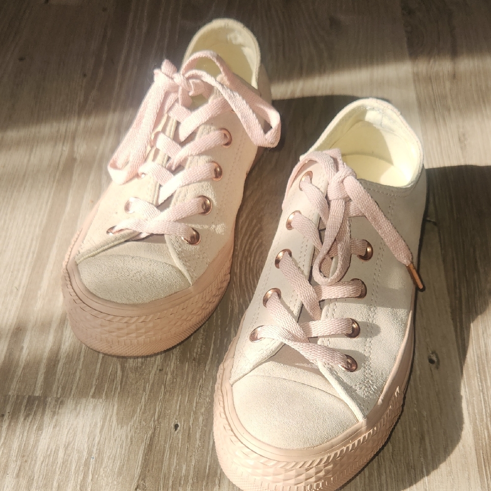 Converse Light Pink SUEDE Rose Gold All Star Shoes Size 6 Like New
